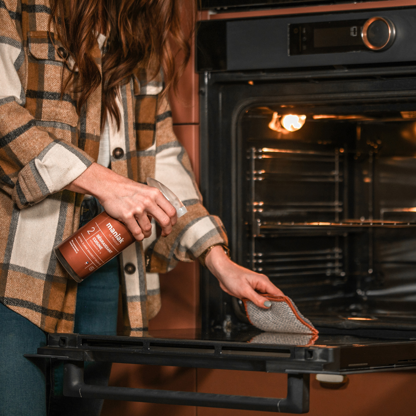 les mains utilisent un épurateur éponge pour nettoyer le plat. concept,  corvée quotidienne, ustensiles de cuisine de nettoyage domestique. porter  des gants de protection pour se protéger les mains des allergies aux